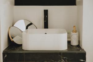 eine weiße Nähmaschine auf einem schwarzen Tresen in der Unterkunft Royalroom-relaxing spa & luxury apartments in Lido di Ostia