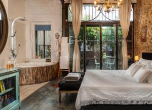 Postel nebo postele na pokoji v ubytování Trieste Neve Tzedek Boutique Suites Tel Aviv