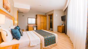 Postel nebo postele na pokoji v ubytování Yücesoy Liva Hotel Spa & Convention Center Mersin