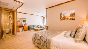 Postel nebo postele na pokoji v ubytování Yücesoy Liva Hotel Spa & Convention Center Mersin