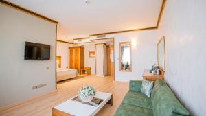 TV a/nebo společenská místnost v ubytování Yücesoy Liva Hotel Spa & Convention Center Mersin