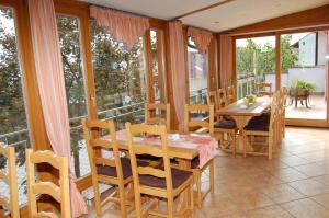 ein Esszimmer mit einem Tisch und Stühlen auf dem Balkon in der Unterkunft Landgasthof Jägerstübchen in Neustadt an der Weinstraße