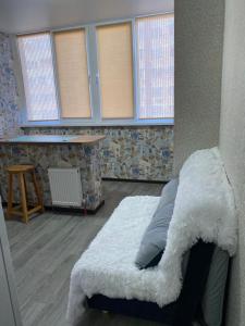 Ein Bett oder Betten in einem Zimmer der Unterkunft Уютная