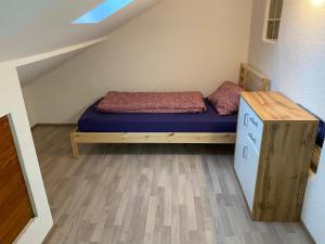 una piccola camera con letto in mansarda di Tokis Feriendomizil 2.0 a Bad Säckingen
