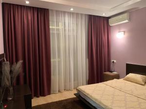 Кровать или кровати в номере Квартира