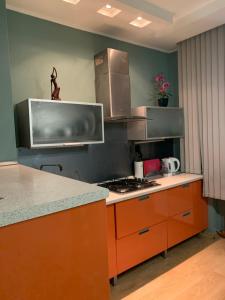 Il comprend une cuisine équipée d'une cuisinière et d'un comptoir. dans l'établissement Квартира, à Dnipro