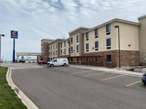 une voiture blanche garée devant un bâtiment dans l'établissement Comfort Inn & Suites, à Cheyenne