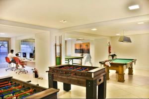 Habitación con mesa de billar y pelotas de ping pong. en Landscape Beira Mar Meireles en Fortaleza