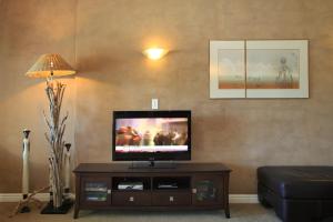 TV a/nebo společenská místnost v ubytování Waterfront Lodge