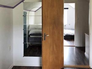 eine Tür, die zu einem Zimmer mit einem Schlafzimmer führt in der Unterkunft Holiday home KÅRBÖLE in Kårböle