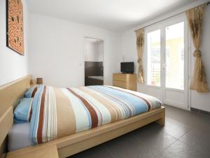 Schlafzimmer mit einem Bett und einem Fenster in der Unterkunft Exotic Holiday Home in Ceps with Private Pool in Cazedarnes