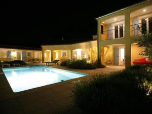 ein Schwimmbad vor einem Haus in der Nacht in der Unterkunft Exotic Holiday Home in Ceps with Private Pool in Cazedarnes
