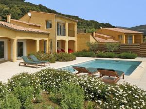 eine Villa mit einem Pool und einem Haus in der Unterkunft Exotic Holiday Home in Ceps with Private Pool in Cazedarnes