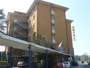 un edificio alberghiero con un cartello per il Union Hotel di Hotel Europa a Cento