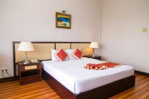 pokój hotelowy z łóżkiem i 2 lampami w obiekcie Seagull Hotel w mieście Quy Nhơn