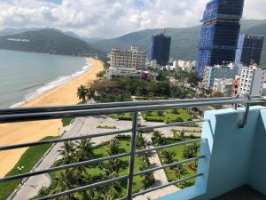 balkon z widokiem na plażę i budynki w obiekcie Seagull Hotel w mieście Quy Nhơn