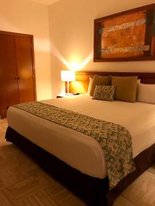 sypialnia z dużym łóżkiem w pokoju hotelowym w obiekcie Vidanta Sea Garden Nuevo Vallarta w mieście Nuevo Vallarta