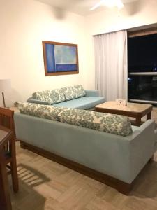 2 łóżka w pokoju z kanapą i stołem w obiekcie Vidanta Sea Garden Nuevo Vallarta w mieście Nuevo Vallarta
