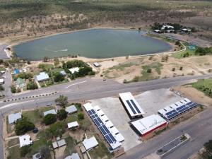 una vista aérea de un gran cuerpo de agua en Midway Motel - Richmond, en Richmond 1 foto más
