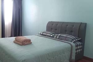 Ένα ή περισσότερα κρεβάτια σε δωμάτιο στο KS 80 Homestay (15pax)4R3B ~WiFi~ near Jetty