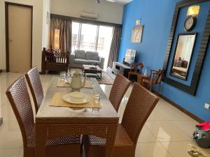 Restaurace v ubytování Homestay 3 rooms suite Apartment 8-10pax at Amari Villa Bukit Katil, Ayer Keroh Melaka