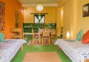 Ein Bett oder Betten in einem Zimmer der Unterkunft Chrissie's Hotel
