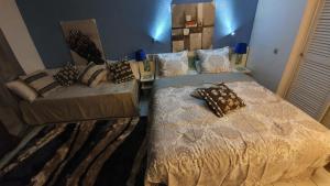 2 nebeneinander sitzende Betten in einem Schlafzimmer in der Unterkunft LE BLUE GROUND in Le Diamant