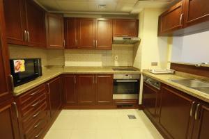 Η κουζίνα ή μικρή κουζίνα στο marina 1 apartment with sea view 303B