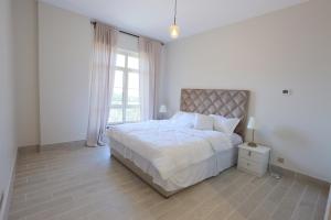 Ένα ή περισσότερα κρεβάτια σε δωμάτιο στο marina 1 apartment with sea view 303B +18 φωτογραφίες