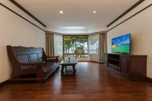 TV a/nebo společenská místnost v ubytování Palmeraiebeach Resort Rayong ปาล์มมาลี บีช รีสอร์ท ระยอง 罗勇棕榈树海滩酒店