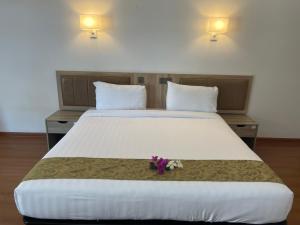 Postel nebo postele na pokoji v ubytování Palmeraiebeach Resort Rayong ปาล์มมาลี บีช รีสอร์ท ระยอง 罗勇棕榈树海滩酒店