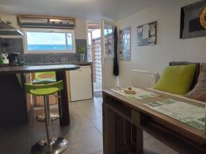 Η κουζίνα ή μικρή κουζίνα στο Appartement plein pied bord de mer