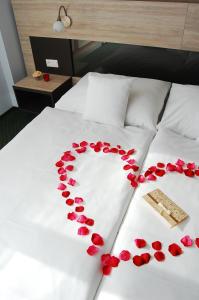 un corazón hecho de rosas rojas en una cama en Silesia Golf Resort Kravaře, en Kravaře