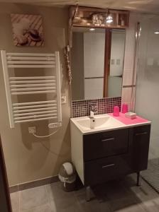 Ένα μπάνιο στο Appartement plein pied bord de mer