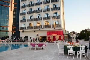 Bazén v ubytování Plaza Hotel Diyarbakir nebo v jeho okolí
