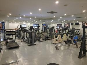 une salle de sport avec beaucoup de tapis roulants et de machines elliptiques dans l'établissement Plaza Hotel Diyarbakir, à Diyarbakır