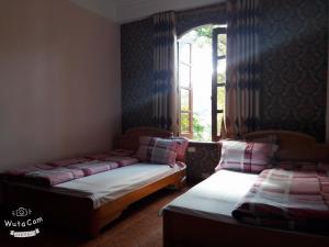 Giường trong phòng chung tại Quê Hương house