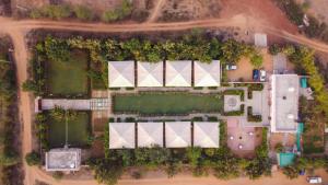 una vista aérea de un patio con edificios en Madho Bagh, en Sawāi Mādhopur
