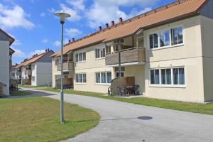 una luz de la calle frente a una casa en Volontärgatan - Visby Lägenhetshotell, en Visby