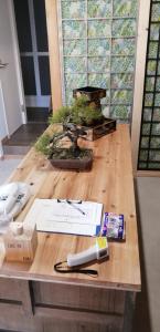 高松市にあるkaeru Guest houseの木製テーブル