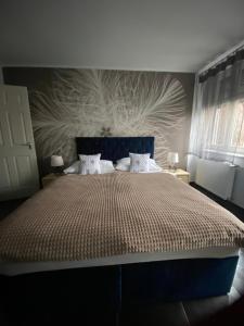ミシュコルツにあるSenoRitaのベッドルーム1室(壁に絵画が描かれた大型ベッド1台付)