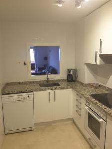 Kuchyň nebo kuchyňský kout v ubytování Penthouse Moderne Avec Vue Sur La Baie De Gibraltar