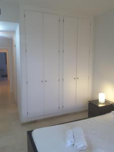 Postel nebo postele na pokoji v ubytování Penthouse Moderne Avec Vue Sur La Baie De Gibraltar