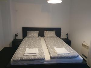 Ένα ή περισσότερα κρεβάτια σε δωμάτιο στο The white apartment at the ski
