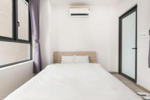Postel nebo postele na pokoji v ubytování Dlux Saigon