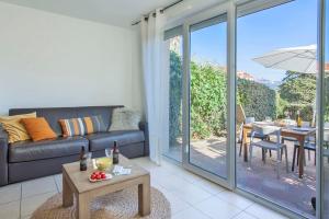 Posezení v ubytování Mare appart avec jardin et bbq vue mer et montagne plage et port à 2 pas