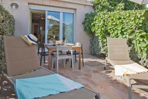 Posezení v ubytování Mare appart avec jardin et bbq vue mer et montagne plage et port à 2 pas