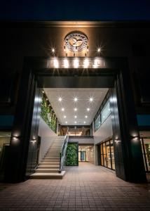 大阪市にあるH.B.P HOTEL の天井時計付きの建物の入口