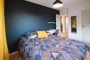 - une chambre dotée d'un lit avec un mur bleu dans l'établissement Les chambres du Vercors - Parking Free Fibre Netflix, à Fontaine
