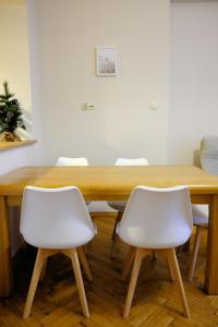 ザコパネにあるApartament Kościuszkiの木製テーブル(白い椅子2脚付)